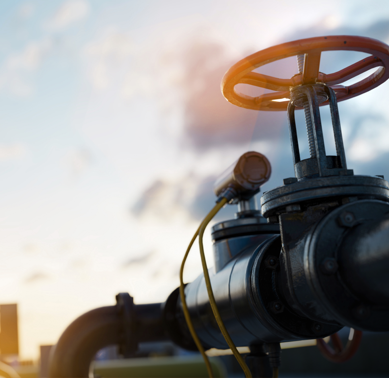 Tubo del gas su sfondo nuvoloso