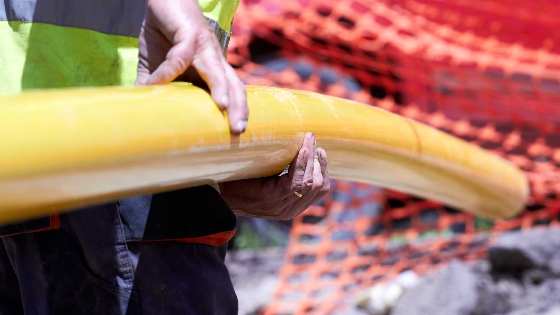 Tubo del gas con un cantiere sullo sfondo