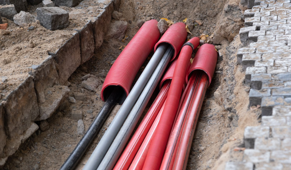 Tubo del gas con un cantiere sullo sfondo