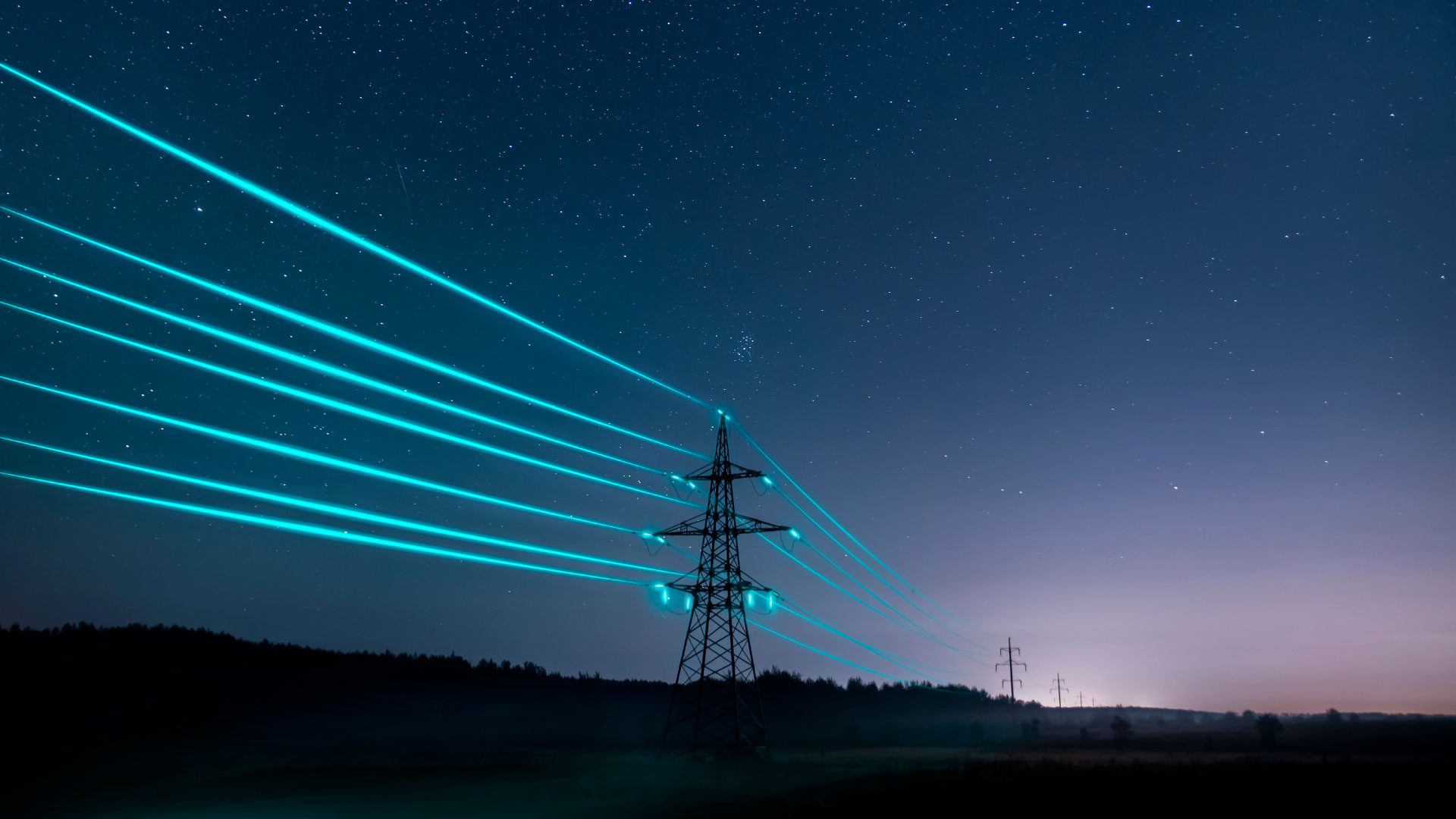 Tralicci energetici su cielo stellato