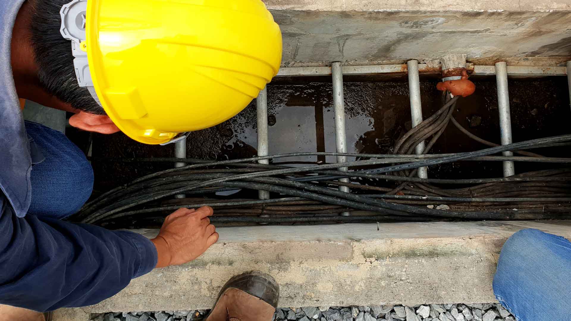 Rete fognaria con operai sul posto